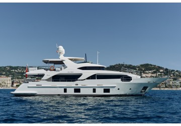 Benetti Delfino 93